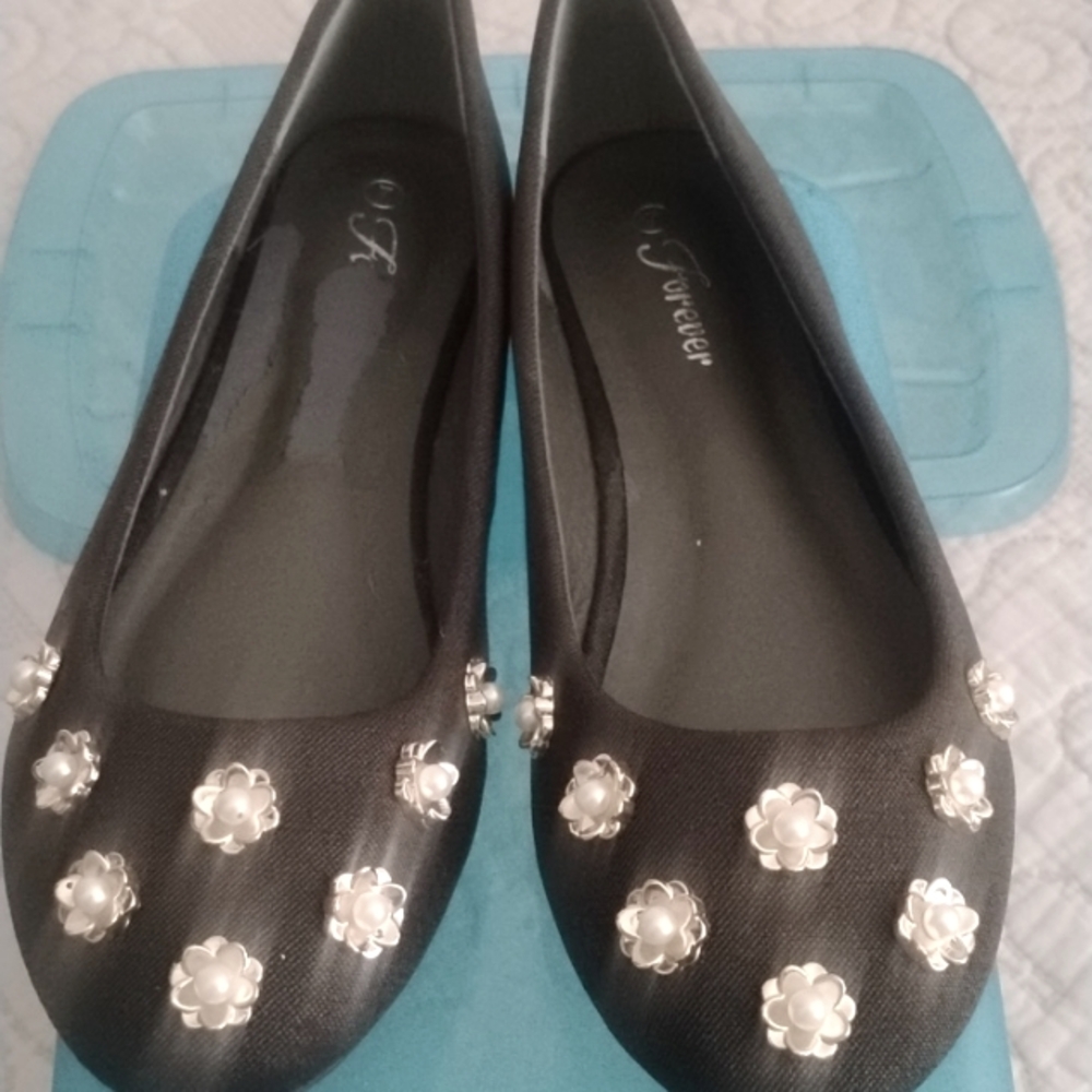 Black flat shoes with gold flower and pearl adornment